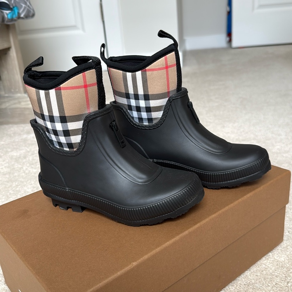 Girls Burberry rubber rain boot